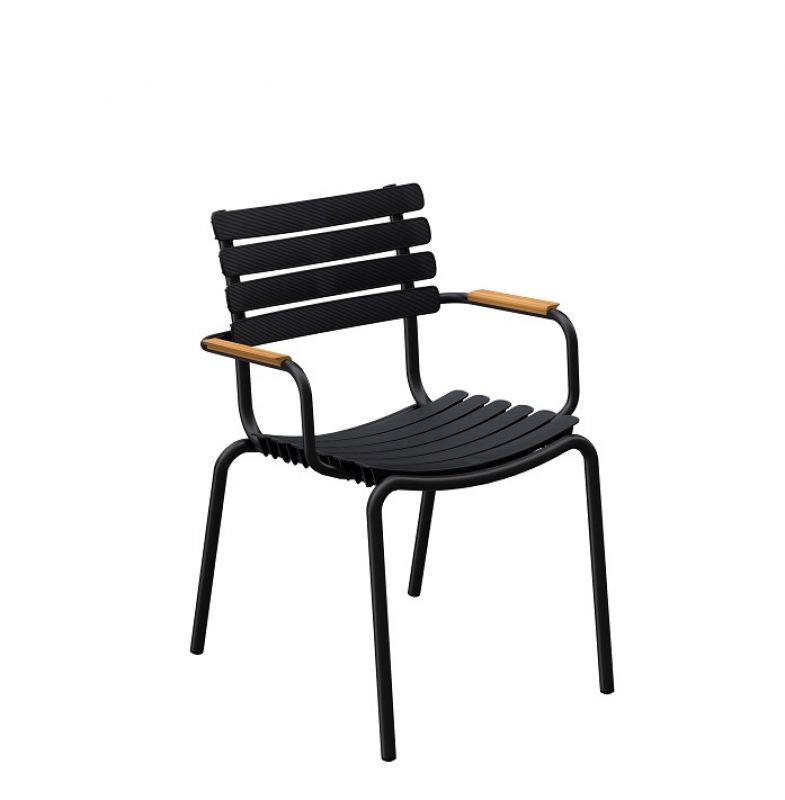 Schwarzer ReClips Outdoor Dining Chair Stuhl von Houe mit Armlehnen aus Holz. Gartenmöbel.